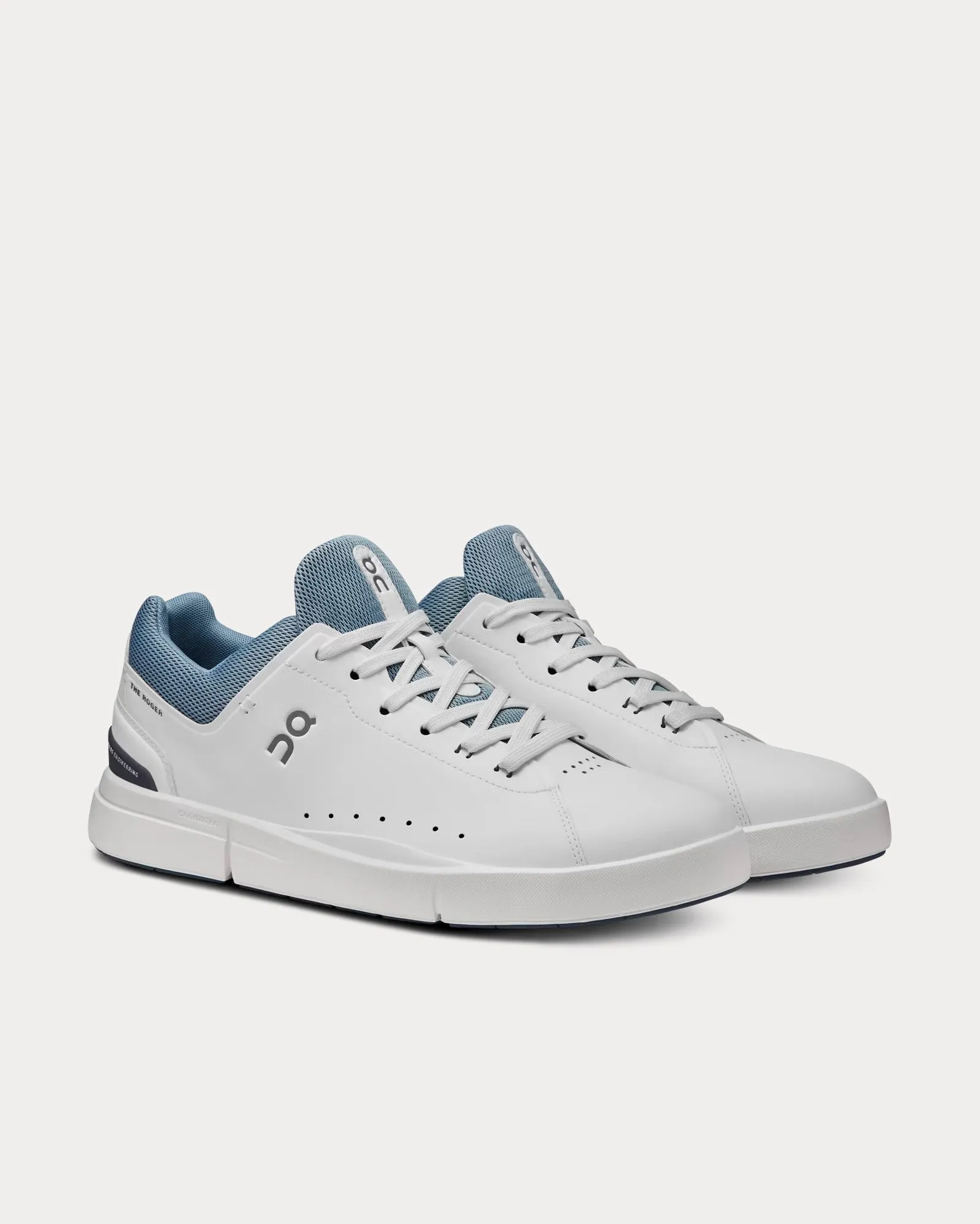 The Roger Advantage White / Chambray Low Top Sneakers