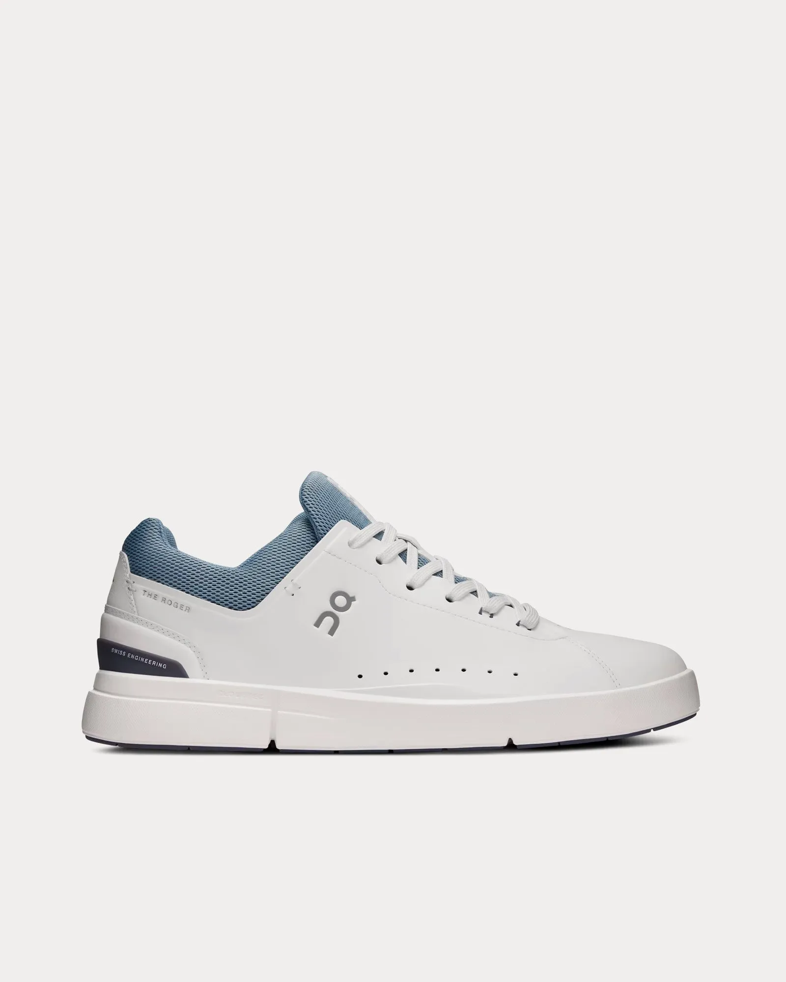 The Roger Advantage White / Chambray Low Top Sneakers